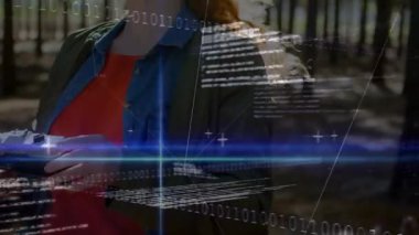 Kadın fotoğrafçı parktaki kamerayı kaldırıyor. İkili teknoloji ile çekim yapıyor. Sanat, yaratıcılık, teknoloji, mahsul, doğa, tefekkür, kentsel