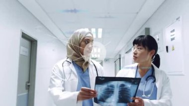 Kadın doktorlar göğüs röntgeni film koridorunu tarıyor AR simgelerinin yaşam belirtilerini haritalandırmasını izliyorlar. Tıbbi, sağlık, teknoloji, yenilik, işbirliği, tanı, fütürizm