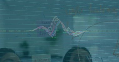 Şebeke boyunca kayan dalga formu, meslektaşlarını veri analizi için cam duvardaki dalga şeklini takip etmeye sevk ediyor. İşbirliği, takım çalışması, analiz, yenilik, danışmanlık, dijital sanat, modern