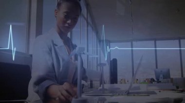 Mühendis dizüstü bilgisayara kalp atışı darbeleriyle ulaşıyor, türbin modelinden daktiloya geçiyor. Yenilik, sürdürülebilirlik, teknoloji, yaratıcılık, modernlik, üretkenlik, tasarım