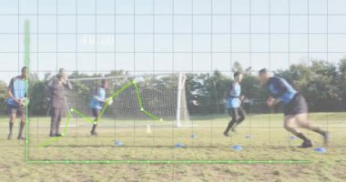 Koç kronometreyi çalıştırıyor, takım külahları karıştırıyor koşu topunu iki parçaya ayırıyor. Atletizm, takım çalışması, eğitim, çeviklik, performans, egzersiz, açık hava