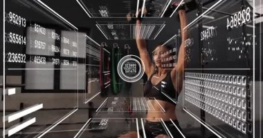 Kol halterlerini kavrayan beden eğitimi stajyeri omuz basımını başlatırken HUD izleme paneli temsilcisi ölçümleri yapar. Fitness, egzersiz, teknoloji, veri, eğitim, güç, sağlık