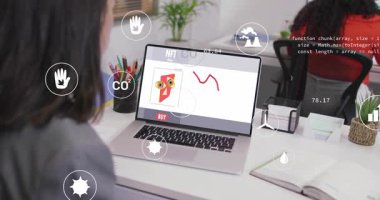 Ofiste NFT pazarını açan kadın kuş NFT 'ye tıklayarak çizgi grafiği ve veri örtülerini izliyor. Dijital sanat, engelleme zinciri, veri analizleri, çevresel etki, teknoloji, yenilik