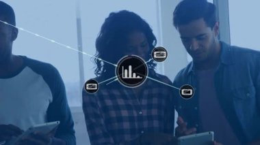 Ofisteki tabletleri tıklayarak iş birliğini gösteren veri ağı oluşturuyorlar. Teknoloji, takım çalışması, yenilik, bağlantı, veri, girişim, iletişim