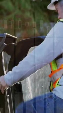 İnşaat alanındaki araca binen erkek işçinin istatistik işlemleri. iş, geliştirme ve üretkenlik kavramı dijital olarak oluşturulmuş video.