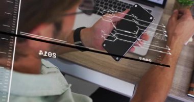 Adam teknik testler için cihaz seçerken bir yandan da devreleri kontrol ediyor, bir yandan da işi bitiriyor. Teknoloji, üretkenlik, yenilik, dijital, modern, çalışma alanı, fütürist