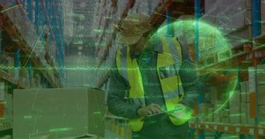 Depo çalışanı tablete güç veriyor ve envanter çizelgelerini inceliyor sonra da kutuları doğruluk için tarıyor. Envanter, lojistik, dijital, operasyonel, tarama, analitik, yönetim