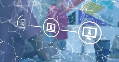 Tableti alırken, sunucu kadın animasyon cihazları ikonlarıyla iş ortaklığı sergiliyor. Dijital, takım çalışması, bağlantı, yenilik, modern, iletişim, sunum