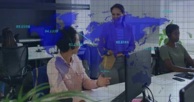 Analizler için küresel veri haritasını animasyon olarak akıllı telefonlu bir yöneticiyi selamlayan bir iş adamı. Borda, işbirliği, veri, iletişim, teknoloji, profesyonellik, analitik