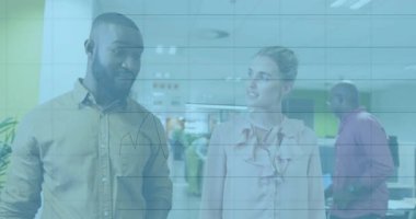 Erkek ve kadın ofiste selamlaşır, yürür ve grafiklerle iş ölçümlerini tartışır. İşbirliği, takım çalışması, veri analizi, iş büyümesi, modern ofis, analitik, profesyonel çevre