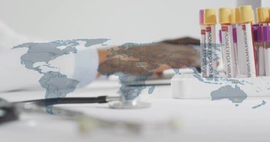 Doktor klavyeyi daktilo ediyor ve dünya çapında maymun çiçeği vakalarını gösteren gerçek zamanlı sağlık haritası yüklüyor. Bilim, epidemiyoloji, tanı, veri görselleştirme, sağlık, teknoloji, uluslararası