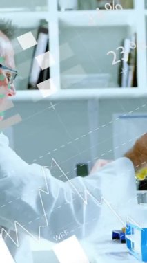 Laboratuvarda, bilim adamı animasyon grafikleriyle soyut verileri analiz ediyor. Bilim, araştırma, teknoloji, yenilik, keşif, dijital