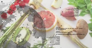 Sol üstteki ürünlerden çıkan noktalı dünya haritası, kod metni kaydırma sırasında dönüyor. Taze üretim, sağlıklı yaşam, dijital entegrasyon, modern mutfak, teknoloji, beslenme, yaratıcı kompozisyon