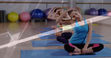 Eğitmen kafa kafaya sağ kaldırıyor ve boynun gerilmesine rehberlik ederken kod oluşturmaya başlıyor. Grup egzersizi, sağlık, canlılık, dijital sanat, modern hareket, farkındalık