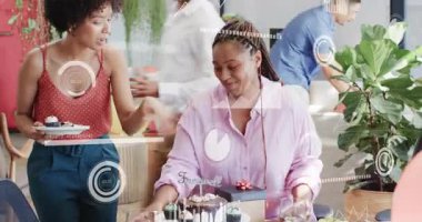 Kek yerleştirme ekibi pasta, hediye, ofis vedası için salonda balonlar düzenliyor. Kutlama, takım çalışması, şenlikli, canlı, yoldaşlık, sosyal, dekor