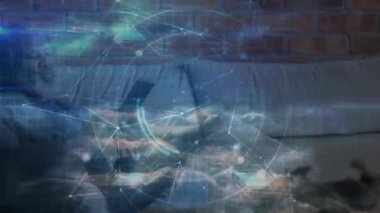 Olgun adam değiş tokuş cihazları, ağ verileri, kırmızı tuğla duvarlı kanepenin üzerinde titreşen teknoloji. Teknoloji, bağlantı, yenilik, modern, dijital, iletişim, yaşam tarzı