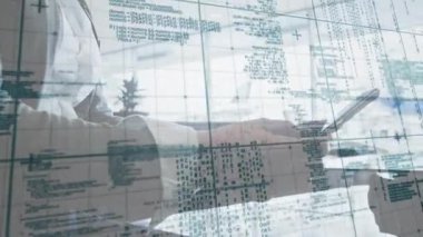 Akıllı telefon almak, ofis çalışanı kodları kaydırmak, verileri pencere kenarından dinlemek ve incelemek. Teknoloji, çalışma alanı, yenilik, dijital, iletişim, üretkenlik, modernite