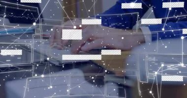 İşçi ellerini klavye etkinleştiren ağa koyuyor. Analiz için güncelleme blokları ve kodları üst üste koyuyor. Teknoloji, yenilik, veri, dijital, siber güvenlik, modern, analitik