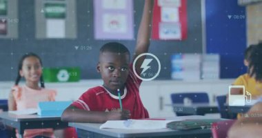 Çocuk cevap vermek için elini kaldırıyor, sınıf arkadaşları takip ediyor, yüzen dijital ikonlar sınıfa rehberlik ediyor. Eğitim, öğrenme, çocukluk, sınıf, takım çalışması, yenilik, teknoloji