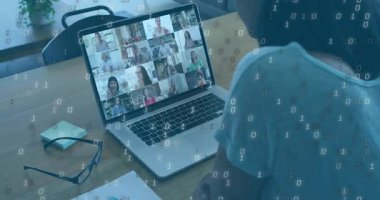 Uzaktan çalışan sanal teknoloji toplantısına katılıyor, dizüstü bilgisayar sisteminde ikili veri örtüşüyor. Dijital, işbirliği, çağdaş, profesyonel, teknoloji, çalışma alanı, iletişim