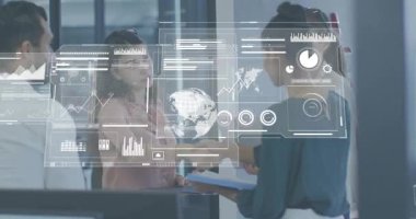 Resepsiyonda el sıkışan iki kadın, iş incelemesi için holografik çizelgeleri ve haritaları aktifleştiriyor. Profesyonel, işbirliği, fütüristik, teknoloji, şirket, dijital, analitik