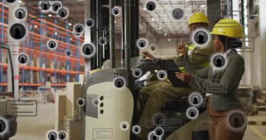 Palet rafı yöneticisi arasındaki operatör park forklifti tablet kontrol listesini üst üste koyuyor. Sanayi, lojistik, teknoloji, işbirliği, verimlilik, depo, veri