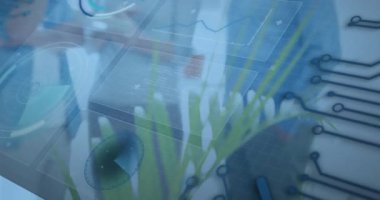 Kadın tablet UI 'yi araklayıp holografik iş çizelgelerini açıklarken, meslektaşlar öngörüleri düzenliyor. Gelecek, işbirliği, yenilik, teknoloji, bilişim, akıllı çalışma alanı, veri analizi