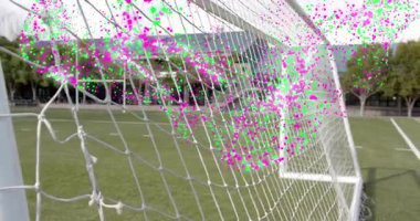 Futbolun kalesi içe doğru şişiyor. Hızlanan topu yakalıyor. İniş noktalarını değiştiriyor. Spor, hareket, dinamik, esneklik, açık hava, atletik, çekim