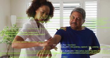 Üniformalı kadın terapist hastanın kolunu kaldırıyor omuz dönüşünü başlatıyor hareket kabiliyetini arttırıyor. Rehabilitasyon, fizyoterapi, hareketlilik, esneme, sağlık, sağIık, tedavi