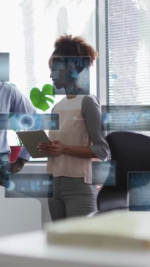 Afro-Amerikan erkek ve kadının ofiste tartıştığı veri işleme animasyonu. Bilgisayar arayüzü ve iş teknolojisi kavramı