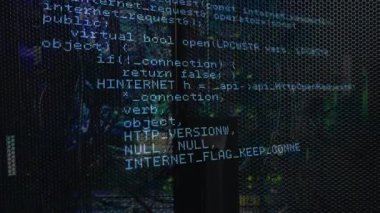 C + + kod ile başlayarak ağ içeriğini göstererek, geometri kodunu vurgulayarak, API yanıtı alınıyor. Programlama, yazılım geliştirme, kodlama, teknoloji, dijital çalışma alanı, algoritma, veri analizi