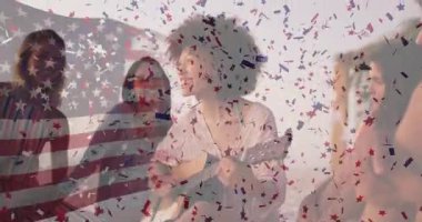 Gitar akorunu tıngırdatan müzik performanslı kadın kanepede gülümseyen arkadaşları kendine çekiyor. Müzisyenler, dostluk, işbirliği, akustik, eğlence, gündelik, iyimser