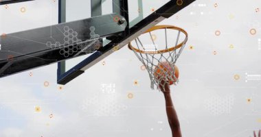 Oyuncuların elleri topu yukarı doğru atıyor, top ağları itiyor, dijital grafikler hareket analizi için zayıflıyor. Spor, eylem, kentsel, teknoloji, hareket, fitness, dinamik