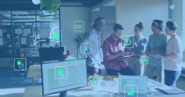 Tablet ekranını gösteren ve sürdürülebilirlik ölçümleri gösteren yüzen simgeleri etkinleştiren meslektaşlar. İşbirliği, takım çalışması, yenilik, teknoloji, ofis, çevre, veri