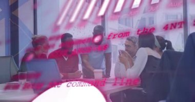 Ekip toplantı odasında çalışıyor ve rapor veriyor. Şekil değiştirme kodunu grafiklere yerleştirip verileri görselleştiriyor. İşbirliği, takım çalışması, analitik, yenilik, iletişim, modern, kurumsal