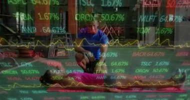 Kadın stajyer antrenör antrenör rehberliği yaparken kırmızı paspasın üzerine çıtır çıtır ve bacak kaldırır. Jimnastik, fitness, kişisel eğitim, güç, egzersiz, kardiyo, atletizm