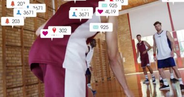 Kestane rengi giysili oyuncu salya akıtarak ağırlık değiştiriyor sosyal simgeleri ortaya çıkarıyor sonra da sahte sürüş ve smaç basıyor. Atletizm, rekabet, dijital katılım, sosyal medya, performans, takım çalışması, spor