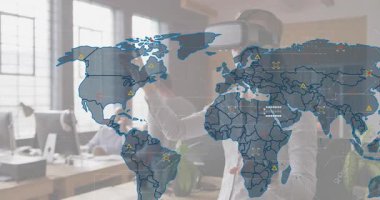 VR kulaklık takan, el kaldıran ve hologram dünyayı teknoloji veri analizi için genişletmekte olan bir kadın. Yenilik, teknoloji, görselleştirme, işbirliği, fütürizm, dijital, girişim