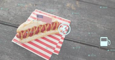 İşaretler masanın etrafında sürüklenirken simgelerin titreşmesi peçetelerin üzerindeki sosisliyi açığa çıkarıyor. Fast food, açık hava yemekleri, günlük yemekler, Amerikan aperatifleri, piknik seti, dijital kaplama, yaşam tarzı betimlemesi