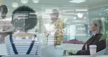 Erkek kaydırma tableti holografik çizelgelere başlarken kadın iş projeksiyonlarını özetliyor. İşbirliği, yenilik, veri görselleştirme, takım çalışması, modernite, profesyonel, iş sanayisi