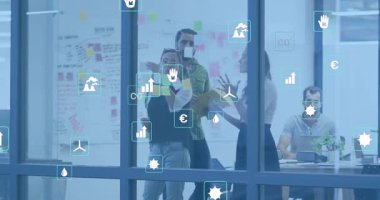 Öndeki kadın sarı yapışkan notu seçiyor ve karbondioksit simgelerini sıralayan notlar seçiyor. İşbirliği, beyin fırtınası, yenilik, takım, işyeri, veri görselleştirme, üretkenlik