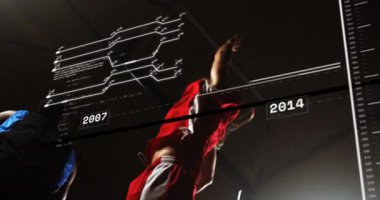 Kırmızı formalı atlet, defans oyuncusu teknik zaman çizelgesini güncellerken çemberin altında şut atıyor. Spor, rekabet, dijital, fütüristik, biyomekanik, atletizm, veri görselleştirme