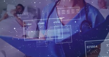 Hastane koğuşundaki tableti tıkırdatan hemşire, saydam UI kaplamalı hasta verilerini güncelliyor. Tıbbi, sağlık, teknoloji, dijital, hasta bakımı, yenilik, klinik