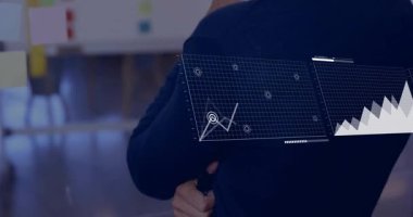 Adam yapışkan not tahtası üzerinde çalışıyor ve iş görüşü için evrimleşen animasyon çizelgelerini takip ediyor. Veri analizi, iş stratejisi, görselleştirme, profesyonel, yenilik, karar verme, kurumsal