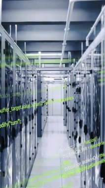 Veri sunucu sistemlerinde hareket eden programlama dillerinin animasyonu ve aydınlatılmış bağlantılı noktalar. Bileşik, veri merkezi, güvenlik, ağ, teknoloji, ağ sunucusu, kodlama, veri işleme.