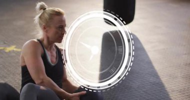 Zamanlayıcı grafiği, tıp topunu yan yana çeviren motive edici bayan sporcu görüntüsü veriyor. Fitness, çekirdek egzersizi, dinamik egzersiz, güç eğitimi, sağlık, kas fiziği, hareket bulanıklığı