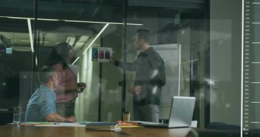 Veri sunumu için Yönetici öne eğiliyor ve akranlarının harita çizelgeleri olarak onaylıyor. İşbirliği, veri görselleştirme, iş toplantısı, modern ofis, takım çalışması, dijital arayüz, profesyonel tartışma