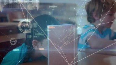 Ağ kıvılcım eğitimini örtüyor, kız ayracı okuyor, erkek tableti görüyor, kız dönen dünya. Yenilik, işbirliği, teknoloji, çeşitlilik, keşif, bilgi, ilerleme