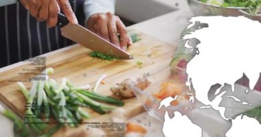 Kadın evde yemek pişiriyor tahtanın üstünde soğan doğruyor doğuya doğru doğuya doğru her hamlede yemek pişiriyor. Mutfak, geleneksel, taze, beslenme, mutfak gereçleri, uluslararası, yemek hazırlama