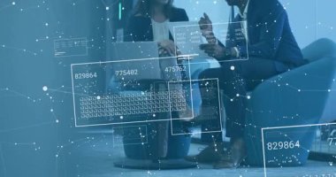 İş arkadaşları dinlenme odasındaki verileri inceliyor, bisikleti örtüyor jest ve daktilo rakamlarına neden oluyor. İşbirliği, teknoloji, yenilik, fütürizm, analitik, dijital, profesyonel